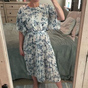 Prettylittlething NWT Blue Floral Print Open Back Pleated Midi Dress